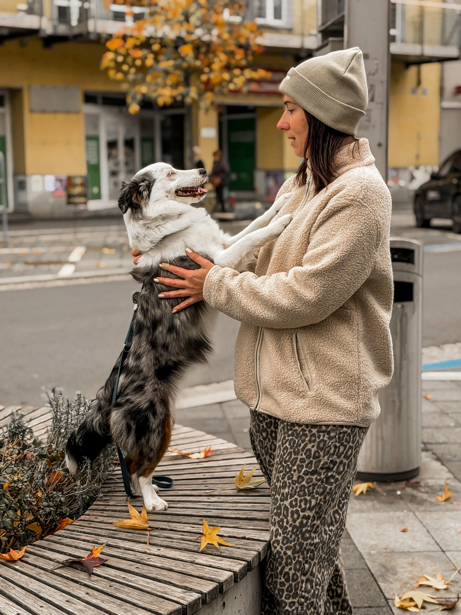 Michaela mit Hund vor dem Fellliebe Bus